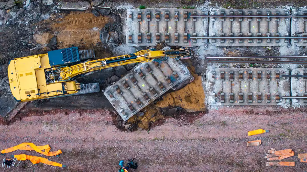 Seit dem 2. Halbjahr 2024 wurden verschiedene Bahnstrecken generalsaniert - mit diesen Erfahrungen wird das Konzept derzeit überarbeitet. (Archivbild) - Bild: Jens Büttner/dpa