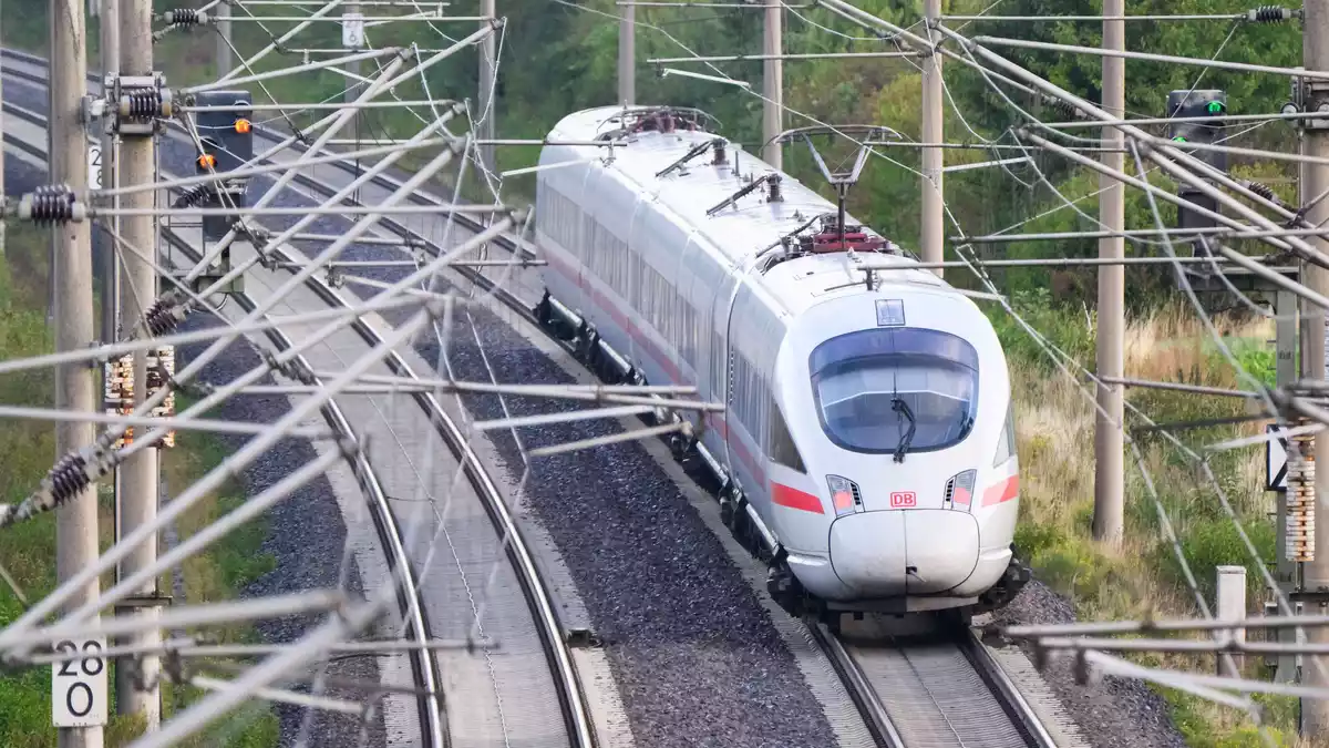 Saubere ICE und funktionierende Innenausstattung sollen Standard sein, sagt die Bahnchefin. Sie plant darüber hinaus aber noch weitere, grundlegende Veränderungen im Fernverkehr. (Archivbild)  - Bild: Julian Stratenschulte/dpa