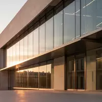 Moderne Fassade eines europäischen Amtsgebäudes bei Sonnenuntergang mit Fokus auf Architektur und Texturen. - Foto: über boerse-global.de