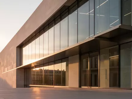 Moderne Fassade eines europäischen Amtsgebäudes bei Sonnenuntergang mit Fokus auf Architektur und Texturen. - Foto: über boerse-global.de