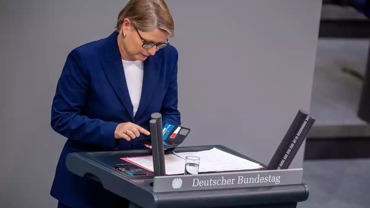 Der Probealarm stoppt auch Justizministerin Hubig im Bundestag. - Bild: Michael Kappeler/dpa