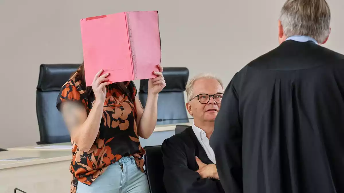 Die Angeklagte sagt im Prozess im Fall Fabian vor Gericht aus. - Bild: Bernd Wüstneck/dpa