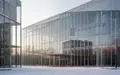 Moderne Architektur eines Berliner Behördengebäudes bei klarem Tageslicht. - Foto: über boerse-global.de