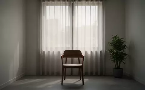 Ein minimalistischer, ruhiger Therapieraum mit einem leeren Stuhl vor einem hellen Fenster, der eine Atmosphäre der Stille vermittelt. - Foto: über boerse-global.de