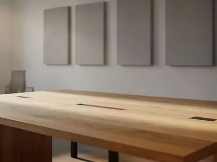 Ein minimalistischer, moderner Arbeitsplatz mit einem leeren Schreibtisch aus Eichenholz in hellem, natürlichem Licht. - Foto: über boerse-global.de