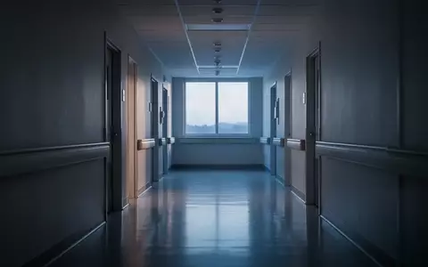 Ein ruhiger, leerer Krankenhausflur in natürlichem Licht, der eine Atmosphäre der Stille und Entspannung vermittelt. - Foto: über boerse-global.de
