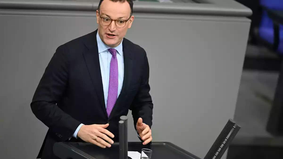 Auch nach seinem Rücktritt von der Spitze der Fraktion bleibt Spahn Abgeordneter im Bundestag - auch als neues Mitglied im Haushaltsausschuss.  - Bild: Michael Brandt/dpa