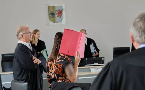 Die Angeklagte sagt im Prozess im Fall Fabian vor Gericht aus. - Foto: Bernd Wüstneck/dpa