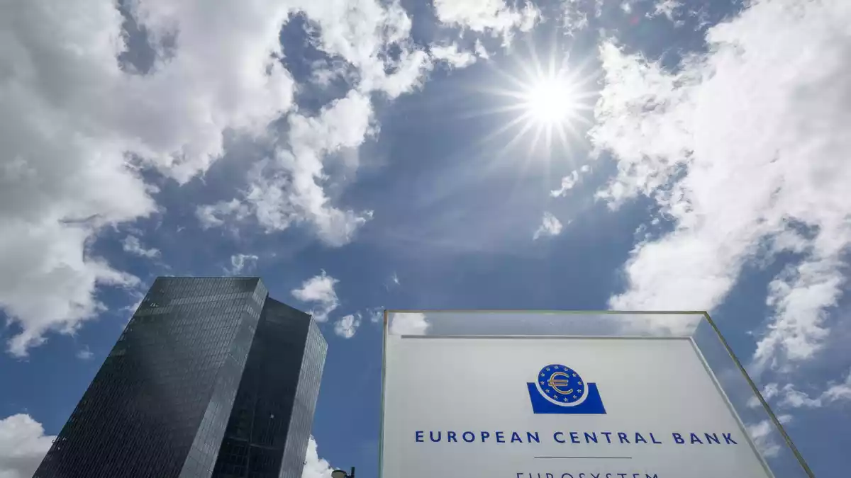 Die Europäische Zentralbank (EZB) wacht über die Leitzinsen im Euroraum. (Archivbild) - Bild: Boris Roessler/dpa