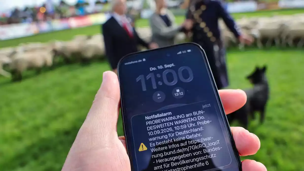 Um 11.00 Uhr machten deutschlandweit die Mobiltelefone Alarm. - Bild: Jens Büttner/dpa