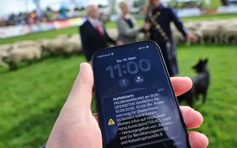Um 11.00 Uhr machten deutschlandweit die Mobiltelefone Alarm. - Foto: Jens Büttner/dpa