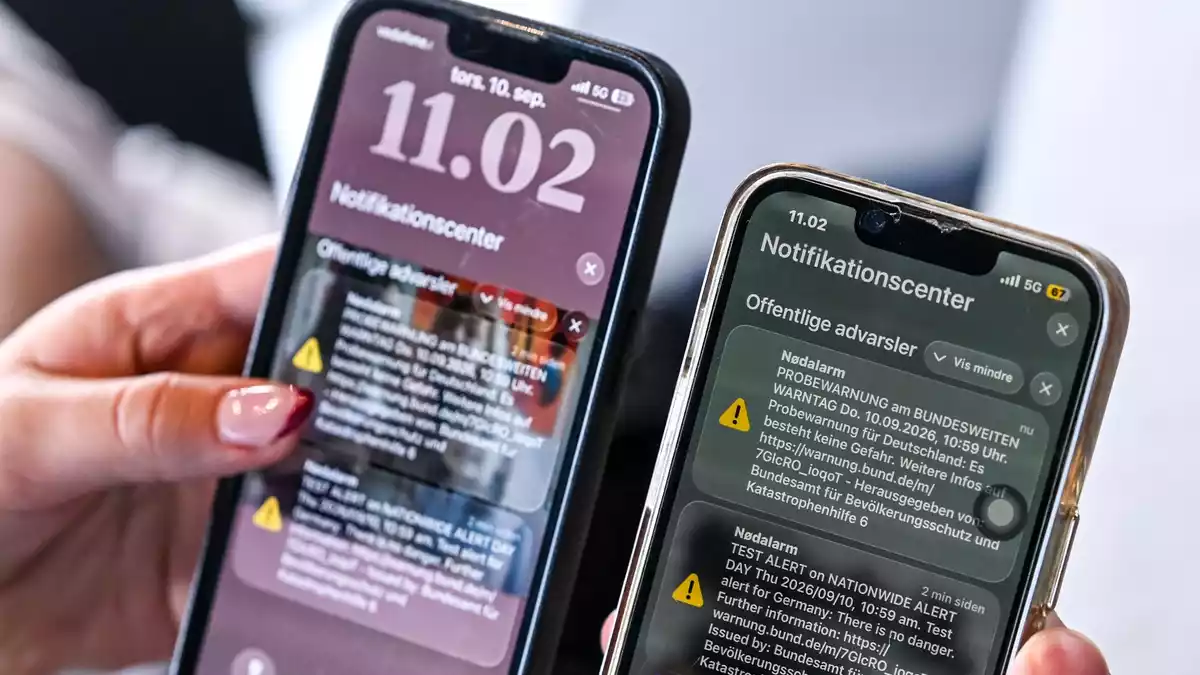 Um 11.00 Uhr machten deutschlandweit die Mobiltelefone Alarm. - Bild: Jens Kalaene/dpa