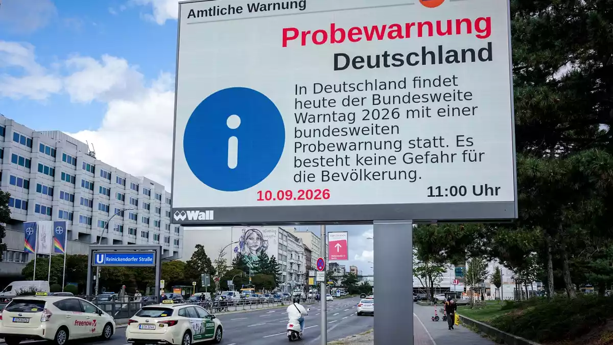 Nicht nur Sirenen und Handywarnungen wurden getestet - auch Anzeigetafeln kamen zum Einsatz. - Bild: Kay Nietfeld/dpa