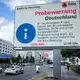 Nicht nur Sirenen und Handywarnungen wurden getestet - auch Anzeigetafeln kamen zum Einsatz. - Bild: Kay Nietfeld/dpa