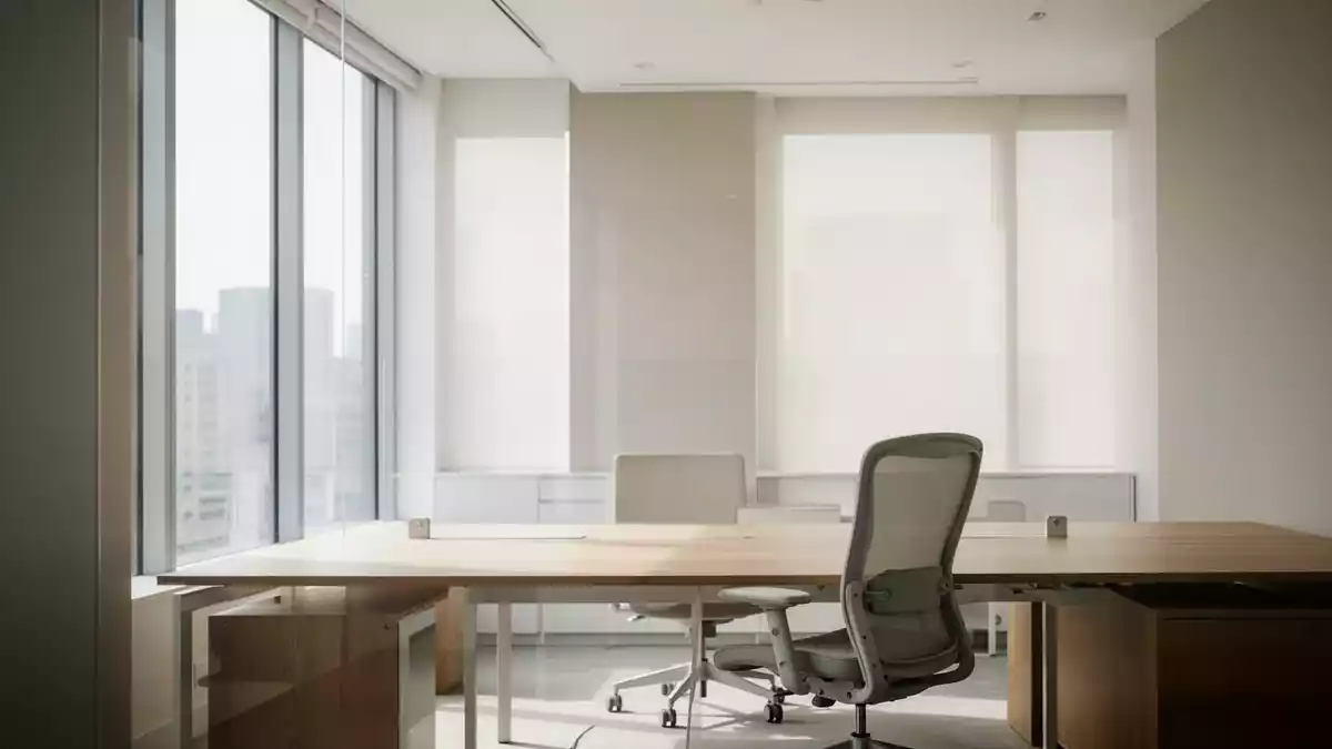 Rückenschmerzen im Büro: BAuA empfiehlt mehr Bewegung und Prävention