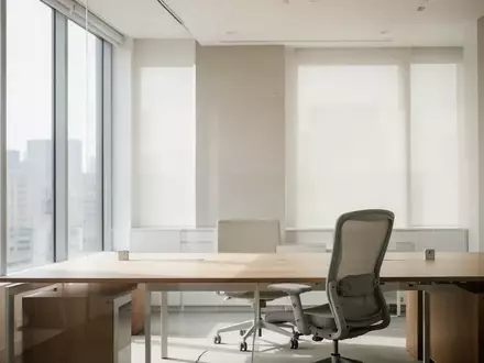 Ein minimalistisch gestalteter, heller Büroarbeitsplatz mit einem leeren Schreibtisch und einem ergonomischen Stuhl. - Foto: über boerse-global.de