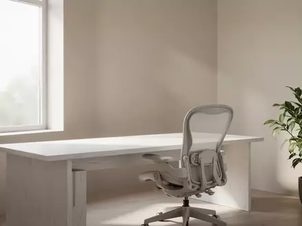 Ein minimalistischer, heller Arbeitsplatz in einem modern eingerichteten Raum mit einem leeren Schreibtisch. - Foto: über boerse-global.de