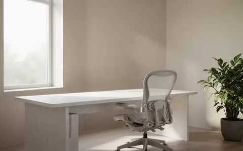 Ein minimalistischer, heller Arbeitsplatz in einem modern eingerichteten Raum mit einem leeren Schreibtisch. - Foto: über boerse-global.de
