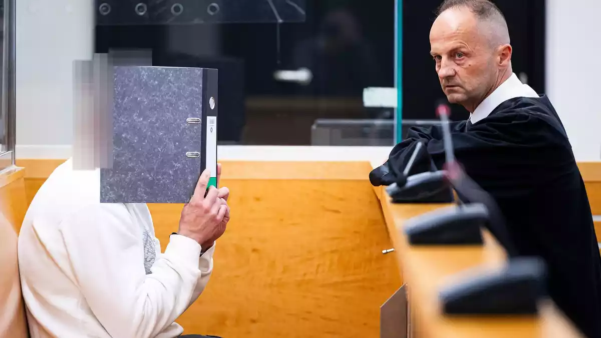 Der Angeklagte (links) sitzt im Gerichtssaal im Landgericht Hannover neben seinem Verteidiger Marcin Raminski.  - Bild: Michael Matthey/dpa