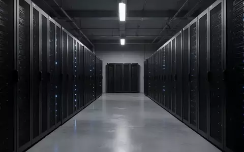 Ein moderner, minimalistischer Serverraum mit dunklen Racks und dezenter blauer Beleuchtung. - Foto: über boerse-global.de
