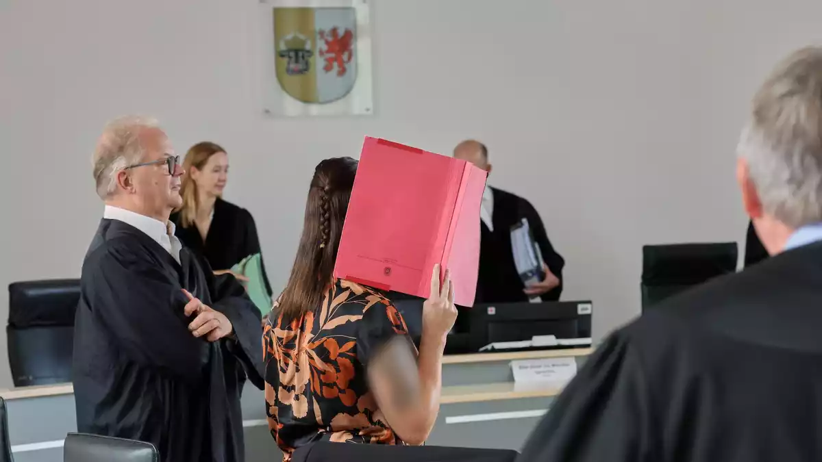 Die Angeklagte spricht vor Gericht unter anderem über die Beziehung zu Fabians Vater. - Bild: Bernd Wüstneck/dpa