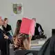 Die Angeklagte spricht vor Gericht unter anderem über die Beziehung zu Fabians Vater. - Bild: Bernd Wüstneck/dpa