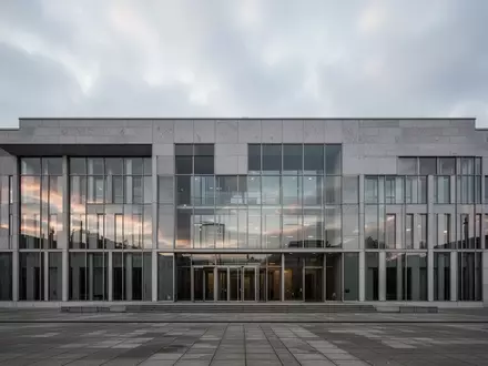 Moderne, minimalistische Fassade eines Regierungsgebäudes in Berlin bei bewölktem Himmel. - Foto: über boerse-global.de