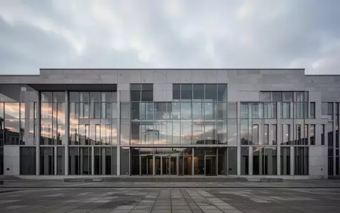 Moderne, minimalistische Fassade eines Regierungsgebäudes in Berlin bei bewölktem Himmel. - Foto: über boerse-global.de