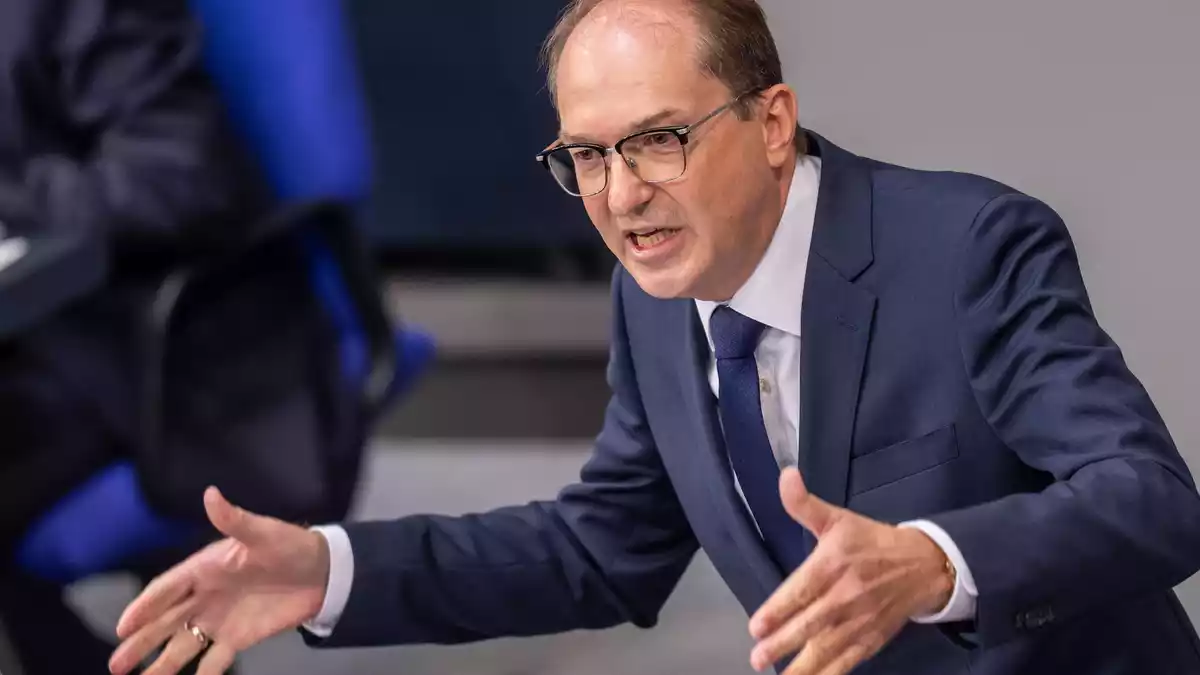 Innenminister Alexander Dobrindt rechnet mit weiteren hybriden Angriffen auf Ziele in Deutschland.  - Bild: Michael Kappeler/dpa