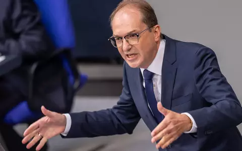 Innenminister Alexander Dobrindt rechnet mit weiteren hybriden Angriffen auf Ziele in Deutschland.  - Foto: Michael Kappeler/dpa