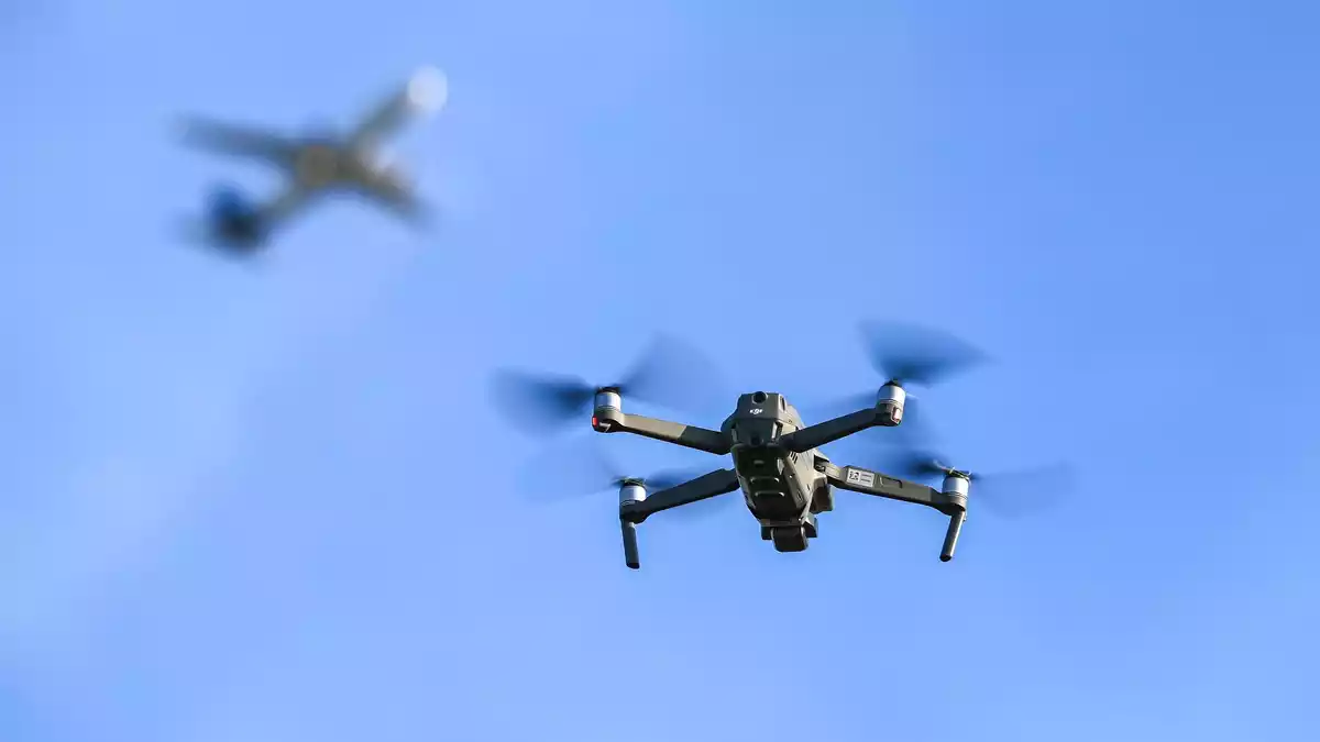 Anfang August kam es am Flughafen Leipzig/Halle zu einem gescheiterten Drohnenangriff. (Symbolbild) - Bild: Jan Woitas/dpa