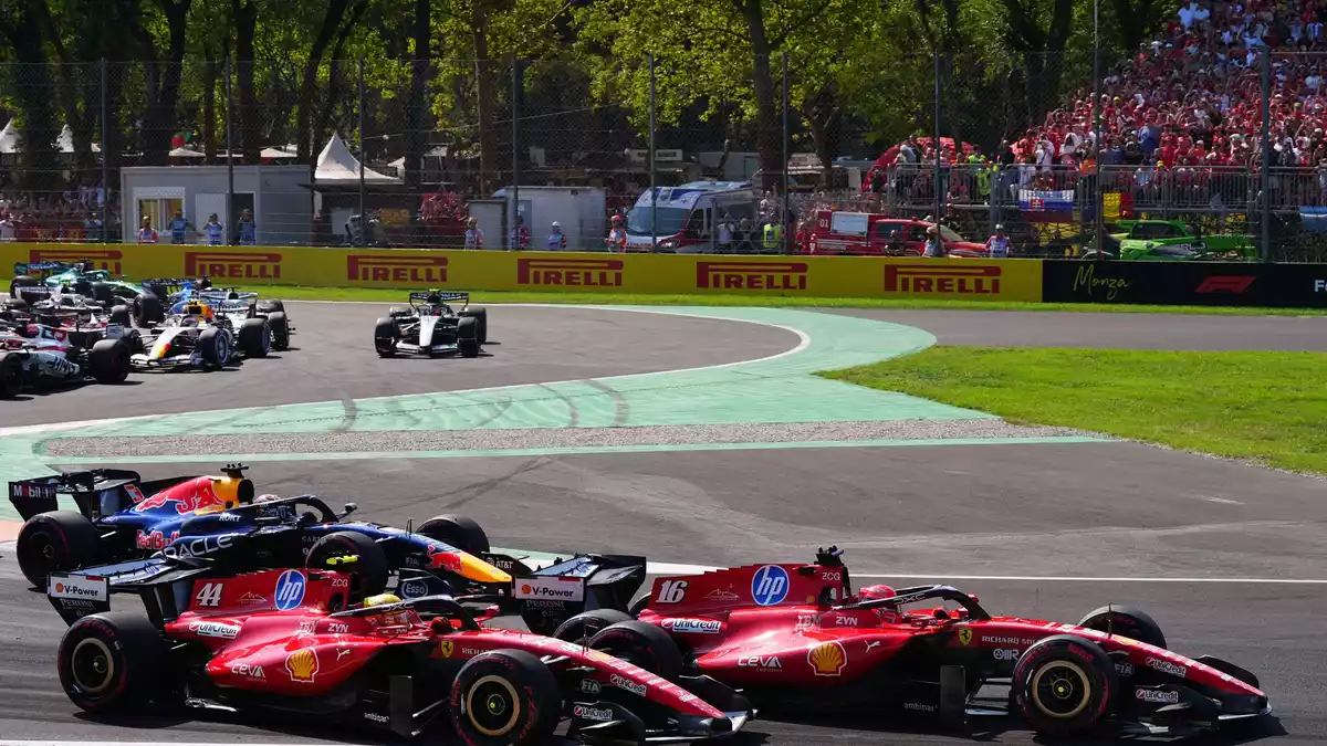 Hamilton (2.v.r) und sein Teamkollege Leclerc geraten in der ersten Schikane aneinander. (Archivbild) - Bild: Bradley Collyer/PA Wire/dpa