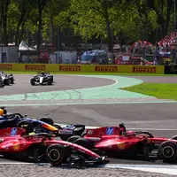 Hamilton (2.v.r) und sein Teamkollege Leclerc geraten in der ersten Schikane aneinander. (Archivbild) - Foto: Bradley Collyer/PA Wire/dpa