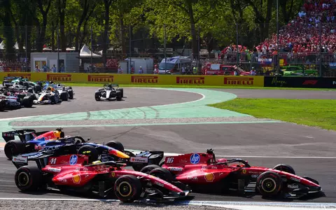 Hamilton (2.v.r) und sein Teamkollege Leclerc geraten in der ersten Schikane aneinander. (Archivbild) - Foto: Bradley Collyer/PA Wire/dpa