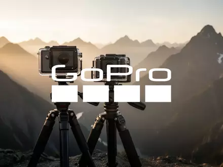 Eine hochwertige Action-Kamera auf einem Stativ vor einer dramatischen Berglandschaft bei Sonnenuntergang. - Foto: über boerse-global.de