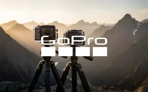 Eine hochwertige Action-Kamera auf einem Stativ vor einer dramatischen Berglandschaft bei Sonnenuntergang. - Foto: über boerse-global.de