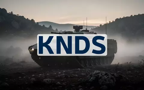 Modernes gepanzertes Militärfahrzeug in einer nebligen, industriellen Landschaft bei Dämmerung. - Foto: über boerse-global.de