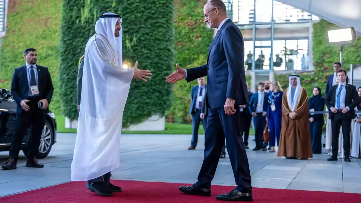 Präsident Mohammed wird von Kanzler Merz empfangen. - Bild: Michael Kappeler/dpa
