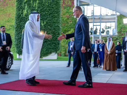 Präsident Mohammed wird von Kanzler Merz empfangen. - Foto: Michael Kappeler/dpa