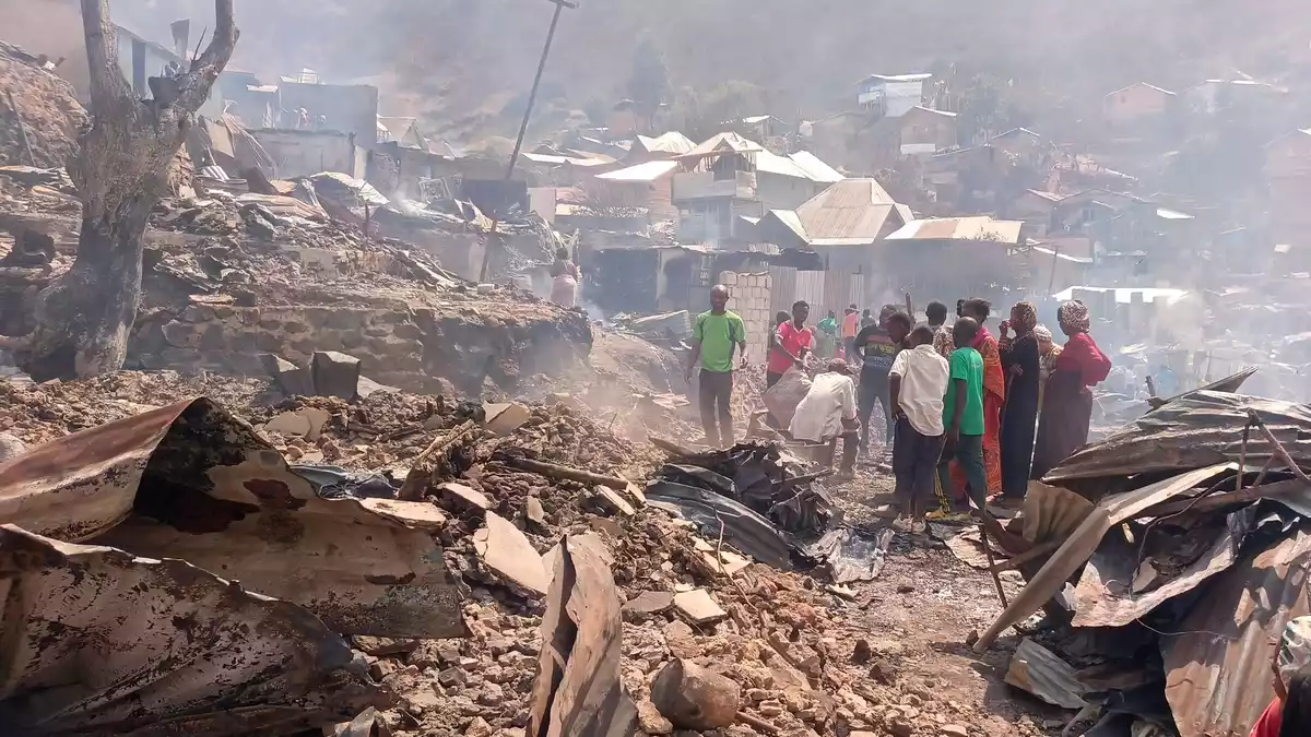 In dem Feuer starben mindestens 15 Kinder - die Zahl könnte jedoch deutlich höher sein. - Bild: Janvier Barhahiga/AP/dpa