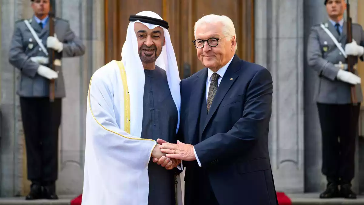 Bundespräsident Steinmeier begrüßt den Gast vom Golf mit militärischen Ehren. - Bild: Bernd von Jutrczenka/dpa