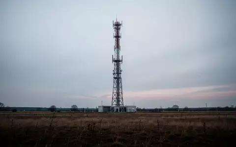 Ein einsamer Sendemast für Rundfunkübertragungen in einer weiten, offenen Landschaft unter einem wolkenverhangenen Himmel. - Foto: über boerse-global.de