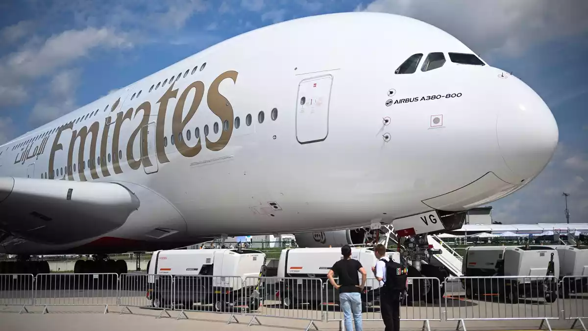 Die Fluggesellschaft Emirates präsentierte in den vergangenen Jahren bei der Internationalen Luft- und Raumfahrtausstellung (ILA) am Flughafen Berlin-Brandenburg eine ihrer Maschinen - künftig darf die Airline den Flughafen auch tatsächlich ansteuern. (Archivbild) - Bild: Sebastian Gollnow/dpa