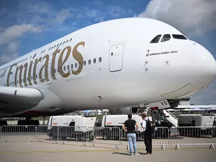 Die Fluggesellschaft Emirates präsentierte in den vergangenen Jahren bei der Internationalen Luft- und Raumfahrtausstellung (ILA) am Flughafen Berlin-Brandenburg eine ihrer Maschinen - künftig darf die Airline den Flughafen auch tatsächlich ansteuern. (Archivbild) - Foto: Sebastian Gollnow/dpa