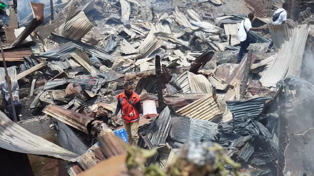 Bei einem Feuer in einem dicht bebauten Wohnviertel in Bukavu brannten auch zwei Schulen ab.  - Bild: --/XinHua/dpa