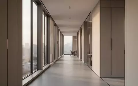 Ein heller, moderner Büroflur mit klaren architektonischen Linien und natürlichem Lichteinfall. - Foto: über boerse-global.de