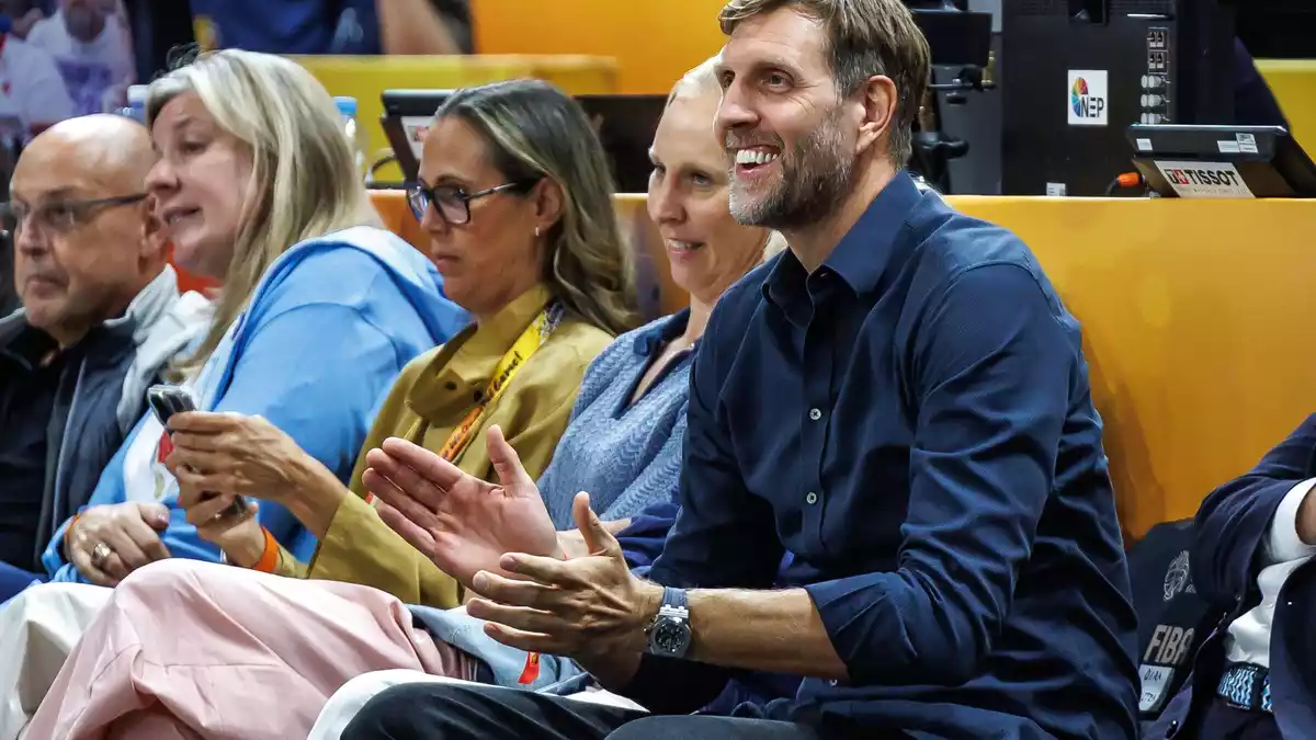 Basketball-Legende Dirk Nowitzki jubelte mit den deutschen Basketballerinnen. - Bild: Andreas Gora/dpa