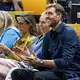 Basketball-Legende Dirk Nowitzki jubelte mit den deutschen Basketballerinnen. - Bild: Andreas Gora/dpa