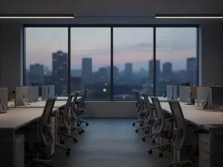 Ein minimalistisches, leeres Großraumbüro bei Dämmerung mit Fokus auf eine ruhige, professionelle Arbeitsumgebung. - Foto: über boerse-global.de