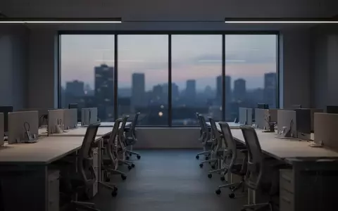 Ein minimalistisches, leeres Großraumbüro bei Dämmerung mit Fokus auf eine ruhige, professionelle Arbeitsumgebung. - Foto: über boerse-global.de